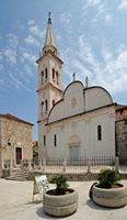 La ville de Jelsa, île de Hvar en Croatie. L'église Sainte-Marie. Cliquer pour agrandir l'image dans Adobe Stock (nouvel onglet).