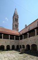 La ville de Makarska en Croatie. Le cloître du monastère Sainte-Marie. Cliquer pour agrandir l'image dans Adobe Stock (nouvel onglet).
