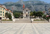 La ville de Makarska en Croatie. La place Kačić. Cliquer pour agrandir l'image dans Adobe Stock (nouvel onglet).