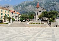 La ville de Makarska en Croatie. La place Kačić. Cliquer pour agrandir l'image dans Adobe Stock (nouvel onglet).