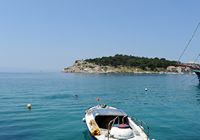 La ville de Makarska en Croatie. La presqu'île Saint-Pierre. Cliquer pour agrandir l'image dans Adobe Stock (nouvel onglet).