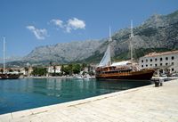 La ville de Makarska en Croatie. Le port. Cliquer pour agrandir l'image dans Adobe Stock (nouvel onglet).