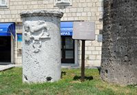 La ville de Makarska en Croatie. La colonne porte-drapeau devant le palais Tonolli. Cliquer pour agrandir l'image dans Adobe Stock (nouvel onglet).