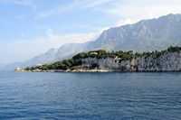 La ville de Makarska en Croatie. La presqu'île Saint-Pierre. Cliquer pour agrandir l'image dans Adobe Stock (nouvel onglet).