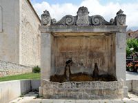 La ville de Makarska en Croatie. La fontaine vénitienne. Cliquer pour agrandir l'image dans Adobe Stock (nouvel onglet).