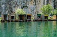 La ville d'Omiš en Croatie. Cabanes de pêcheurs sur la Cetina près d'Omiš. Cliquer pour agrandir l'image dans Adobe Stock (nouvel onglet).