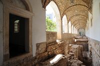 La ville de Polače, île de Mljet en Croatie. Cloître du monastère Sainte-Marie. Cliquer pour agrandir l'image dans Adobe Stock (nouvel onglet).