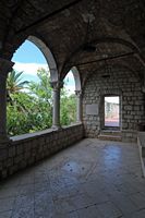 La ville de Polače, île de Mljet en Croatie. Monastère Sainte-Marie. Cliquer pour agrandir l'image dans Adobe Stock (nouvel onglet).