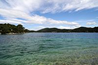 La ville de Polače, île de Mljet en Croatie. Le Grand Lac vu depuis Pristanište. Cliquer pour agrandir l'image dans Adobe Stock (nouvel onglet).