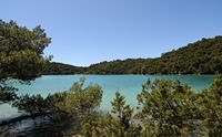 La ville de Polače, île de Mljet en Croatie. Le Petit Lac. Cliquer pour agrandir l'image dans Adobe Stock (nouvel onglet).