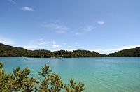 La ville de Polače, île de Mljet en Croatie. Le Petit Lac. Cliquer pour agrandir l'image dans Adobe Stock (nouvel onglet).