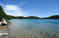 La ville de Polače, île de Mljet en Croatie. Baignade au Petit Lac. Cliquer pour agrandir l'image dans Adobe Stock (nouvel onglet).