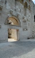 Porte von Or Diokletianpalast bis Split. Klicken, um das Bild in Adobe Stock zu vergrößern (neue Nagelritze).