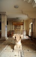 La ville de Supetar, île de Brač en Croatie. Les fonts baptismaux de l'église de l'Annonciation. Cliquer pour agrandir l'image dans Adobe Stock (nouvel onglet).