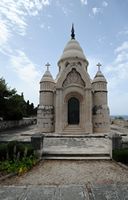 La ville de Supetar, île de Brač en Croatie. Le mausolée Petrinović. Cliquer pour agrandir l'image dans Adobe Stock (nouvel onglet).