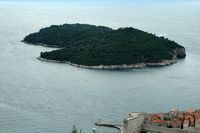 L'île de Lokrum en Croatie. L'île de Lokrum vue depuis le mont Saint-Serge. Cliquer pour agrandir l'image.
