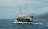 Les îles Élaphites en Croatie. Bateau d'excursion au départ de Koločep. Cliquer pour agrandir l'image.