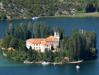 Le monastère de Visovac (auteur N. P. Krka). Cliquer pour agrandir l'image.