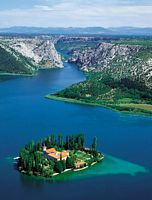 Le monastère de Visovac (auteur N. P. Krka). Cliquer pour agrandir l'image.