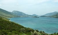 Le village de Mali Ston, presqu'île de Pelješac en Croatie. Ostréiculture à Mali Ston. Cliquer pour agrandir l'image.