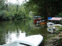 La rivière Cetina en Croatie. Bateaux-taxis à Radmonove Mlinice (auteur OnkelJohn). Cliquer pour agrandir l'image.