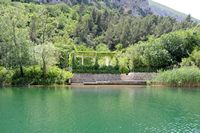 La rivière Cetina en Croatie. Le restaurant Kastil Slanica vu depuis la rivière Cetina. Cliquer pour agrandir l'image.