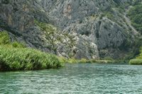 La rivière Cetina en Croatie. Une tour de guet surveillant la Cetina. Cliquer pour agrandir l'image.