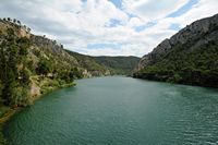 La rivière Krka en Croatie. La Krka vue depuis la route de Šibenik à Kistanje. Cliquer pour agrandir l'image.