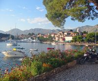 Le village de Cavtat en Croatie. La promenade au bord de la baie de Cavtat. Cliquer pour agrandir l'image. Le village de Cavtat en Croatie. La promenade au bord de la baie de Cavtat. Cliquer pour agrandir l'image.