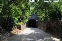 Le village de Potomje, presqu'île de Pelješac en Croatie. Tunnel d'accès aux vignes de Dingac. Cliquer pour agrandir l'image.