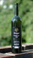 Le village de Potomje, presqu'île de Pelješac en Croatie. Bouteille de Dingač Madirazza. Cliquer pour agrandir l'image.