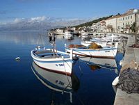 Le village de Povlja, île de Brač en Croatie. Le port. Cliquer pour agrandir l'image.
