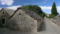 Le village de Škrip, île de Brač en Croatie. La rue principale de Škrip (auteur Honza Beran). Cliquer pour agrandir l'image.