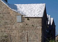 Le village de Škrip, île de Brač en Croatie. Le toit de lauzes maçonnées du Palais Radojković (auteur K Korlevic). Cliquer pour agrandir l'image.