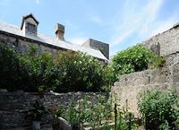 Le village de Škrip, île de Brač en Croatie. La muraille nord du château Cerinić. Cliquer pour agrandir l'image.