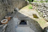 Le village de Škrip, île de Brač en Croatie. Sarcophages près de la tour Radojković. Cliquer pour agrandir l'image.