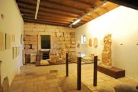 Le village de Škrip, île de Brač en Croatie. Art de la pierre au Musée de Brač. Cliquer pour agrandir l'image.
