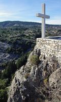 Le village de Škrip, île de Brač en Croatie. Vue depuis le cimetière de Škrip (auteur Bracanin). Cliquer pour agrandir l'image.