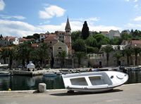Le village de Splitska, île de Brač en Croatie. L'église Sainte-Marie (auteur Clonath). Cliquer pour agrandir l'image.