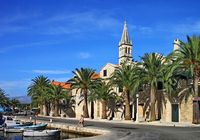 Le village de Splitska, île de Brač en Croatie. L'église Sainte-Marie (auteur Poljezicanin). Cliquer pour agrandir l'image.