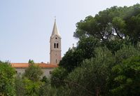 Le village de Sumartin, île de Brać en Croatie. L'église Saint-Martin (auteur Kelovy). Cliquer pour agrandir l'image.