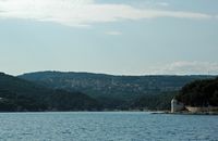 Le village de Sumartin, île de Brać en Croatie. L'entrée du port. Cliquer pour agrandir l'image.