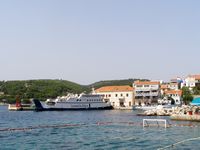 Le village de Sumartin, île de Brać en Croatie. Le port (auteur Kelovy). Cliquer pour agrandir l'image.