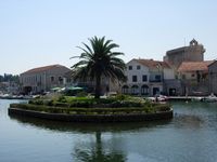 Le village de Vrboska, île de Hvar en Croatie. Îlot dans la baie (auteur Samuli Lintula). Cliquer pour agrandir l'image.