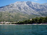 La ville de Baška Voda en Croatie. Baska Voda au pied du Biokovo (auteur Ostrovski Vladimir de Kiev). Cliquer pour agrandir l'image.