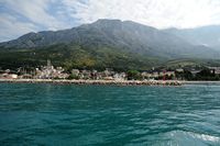 La ville de Baška Voda en Croatie. Baška Voda au pied du Biokovo. Cliquer pour agrandir l'image.
