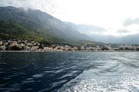 La ville de Baška Voda en Croatie. Baška Voda vu depuis la mer. Cliquer pour agrandir l'image.