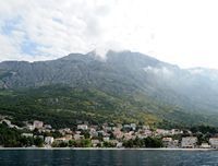 La ville de Baška Voda en Croatie. Le mont Saint-Élie au-dessus de Baška Voda. Cliquer pour agrandir l'image.