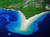 La ville de Bol, île de Brač, en Croatie. Plage de Zlatni Rat. Cliquer pour agrandir l'image.