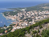 La ville de Bol, île de Brač, en Croatie. Bol (auteur Kelovy). Cliquer pour agrandir l'image.